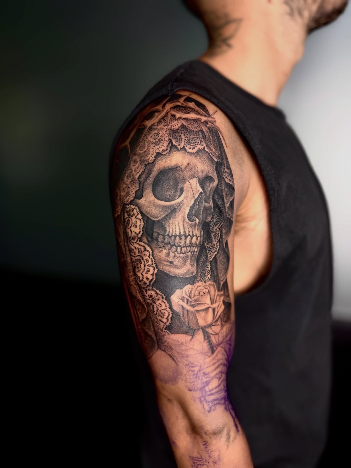 Crâne et rose tatoués sur une épaule par Nemesys