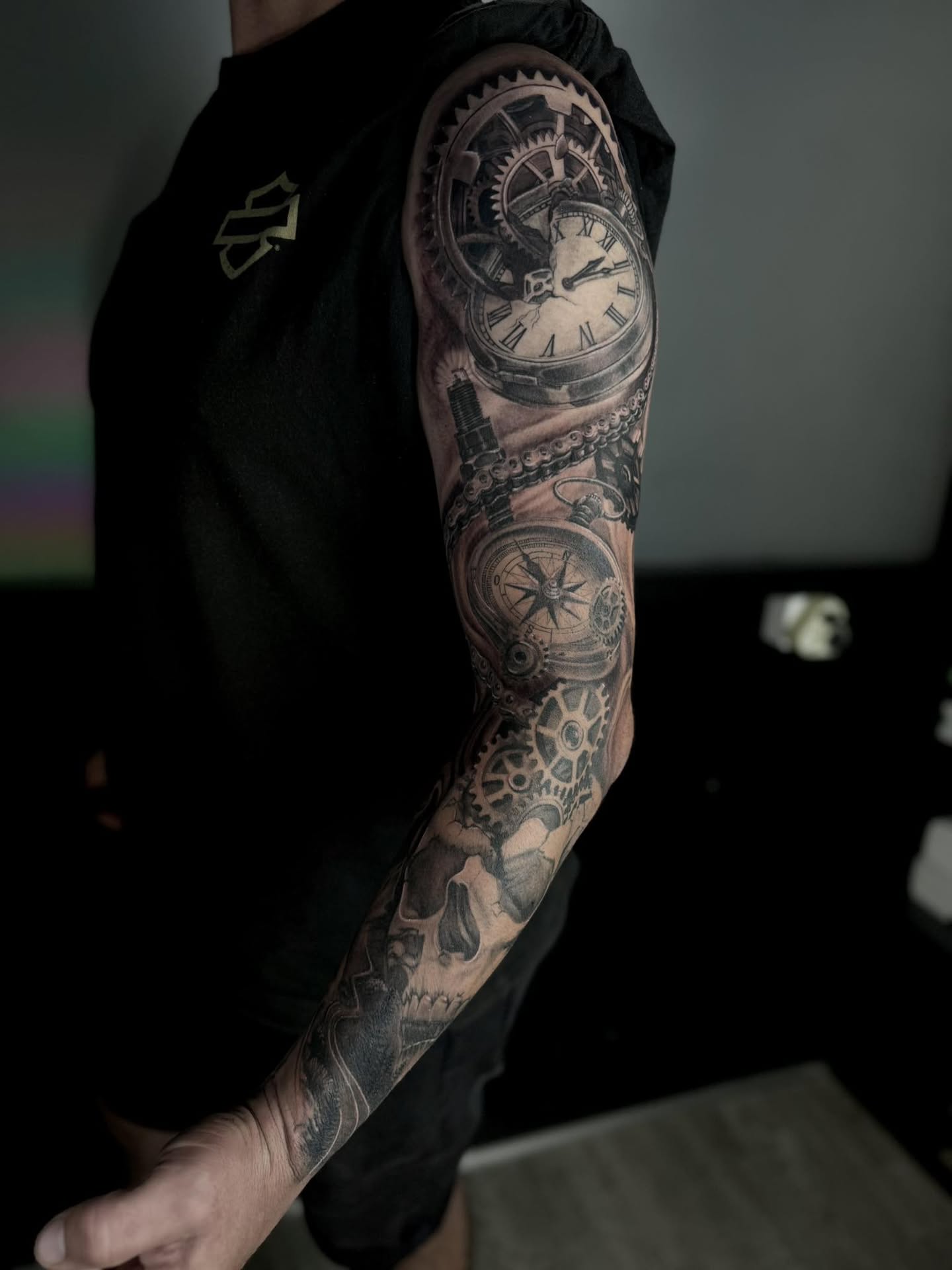 Tatouage Nemesys : Mécanique, réalisme · bras complet
