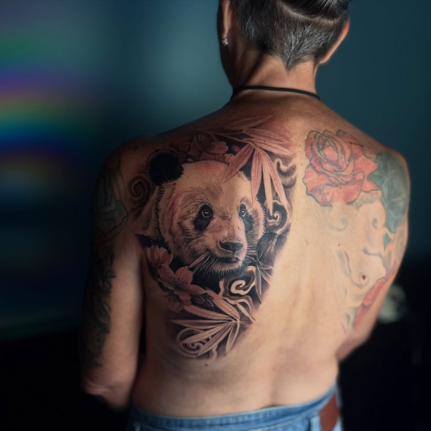 Tatouage Nemesys : Panda & végétal, noir & gris · dos