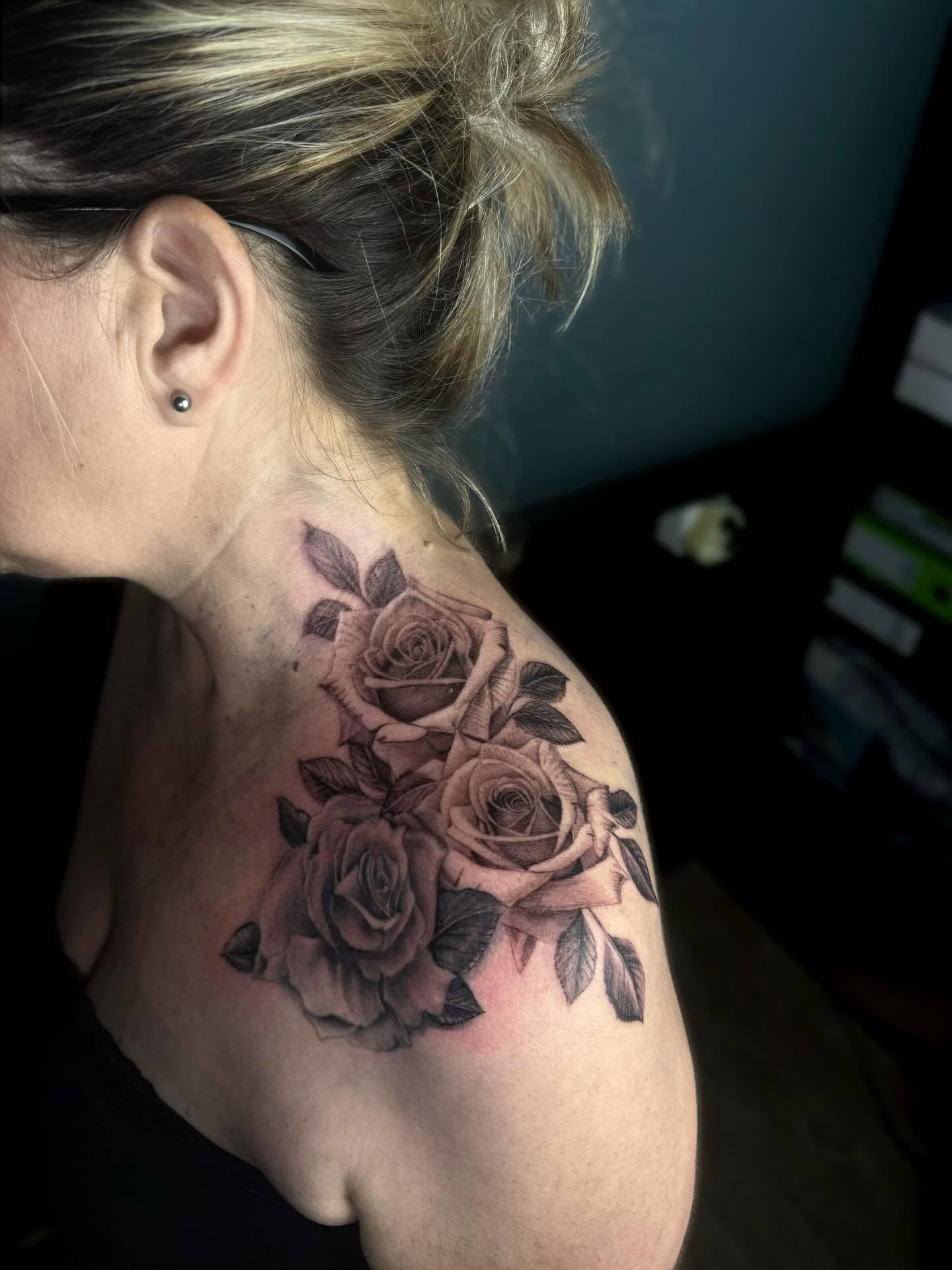 Tatouage de roses sur une épaule par Nemesys