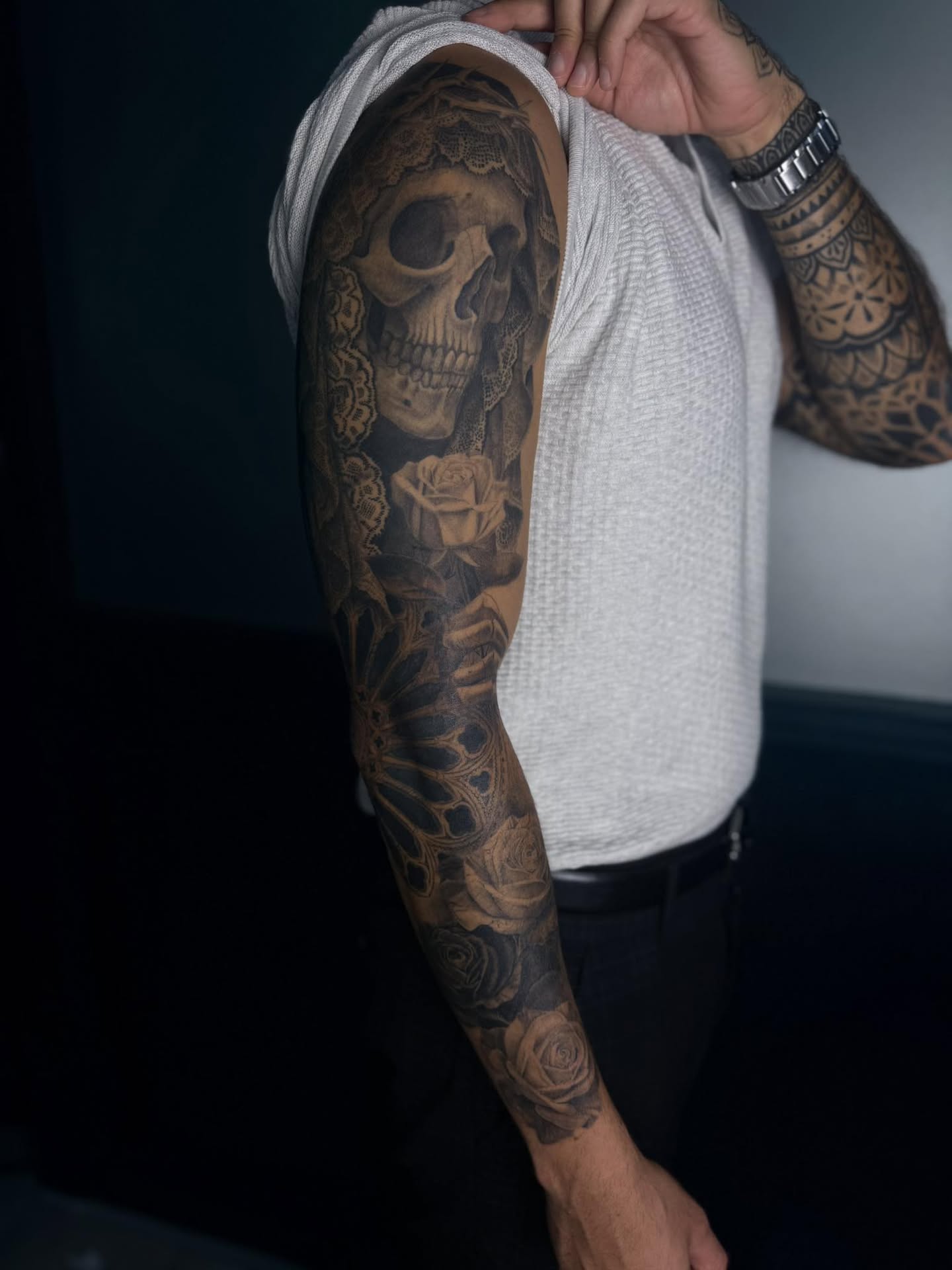 Tatouage Nemesys : Crâne & roses, composition · bras complet
